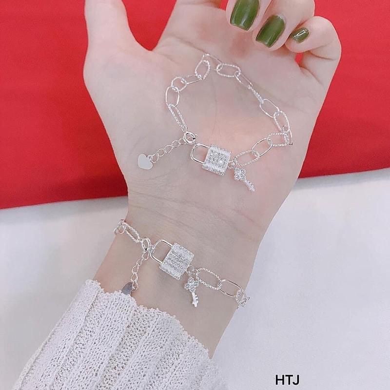 LẮC TAY BẠC TA TREO KHOÁ XINH XẮN -