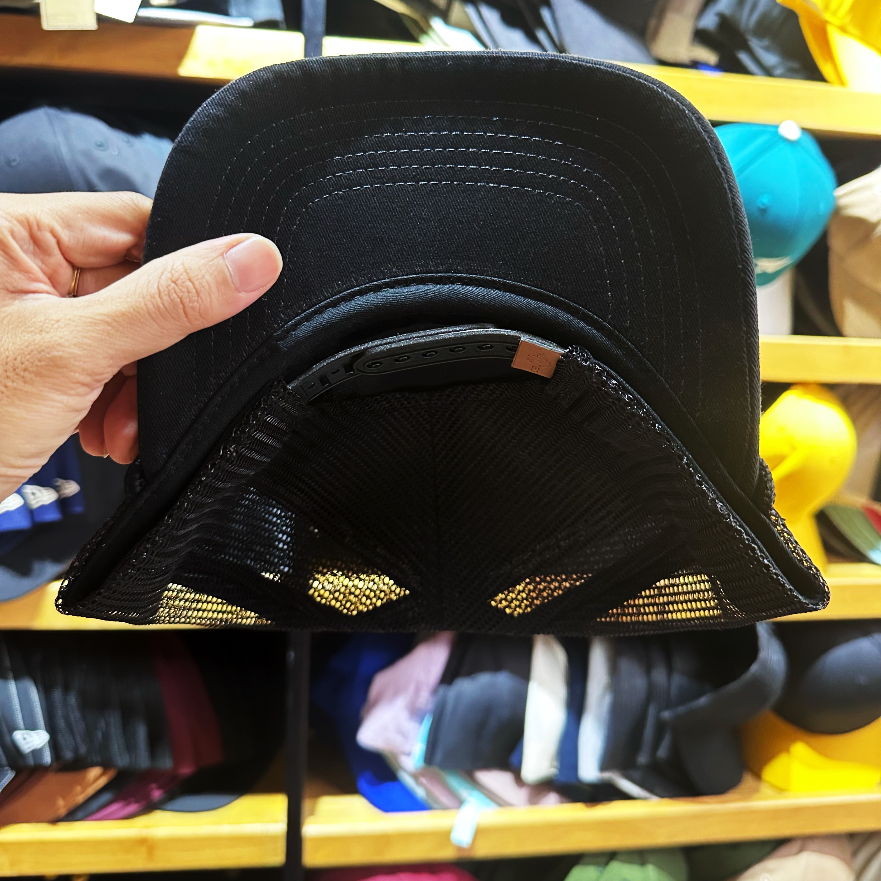 Nón Mút Foam Lưỡi Trai Vành Cong fom Trucker logo lá cờ Việt Nam chất liệu silicon nổi 3D LƯỚI  quai cài nút Brand One Hat - nón thuộc dòng gọn fom