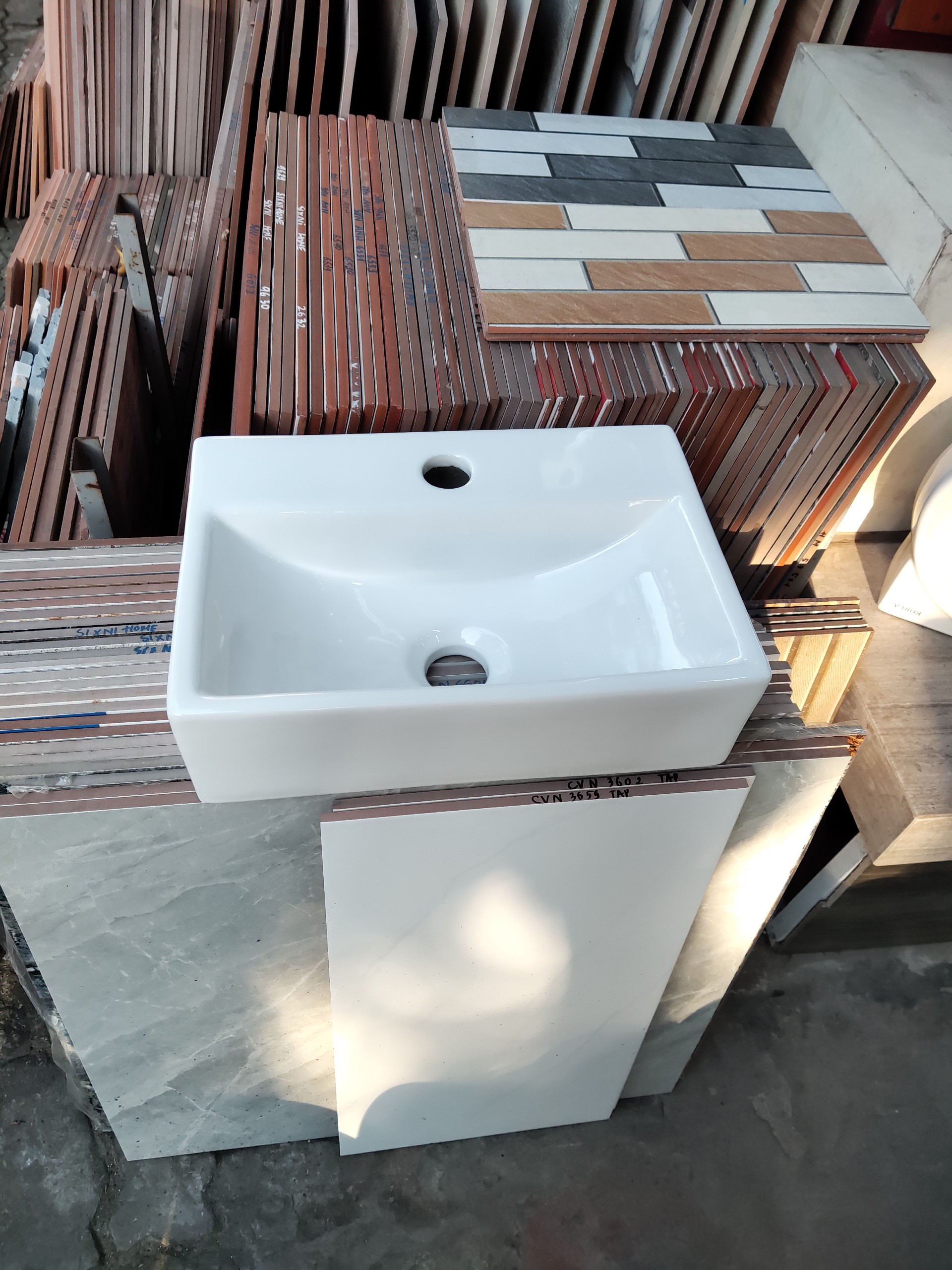 CHẬU LAVABO TREO TƯỜNG HÌNH CHỮ NHẬT HT3040 NHỎ GỌN