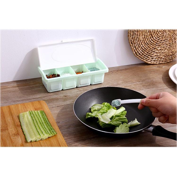 KHAY ĐỰNG GIA VỊ BẰNG NHỰA THIẾT KẾ 4 NGĂN CÓ NẮP ĐẬY GIÚP BẢO QUẢN GIA VỊ TỐT HƠN TẶNG KÈM MUỖNG