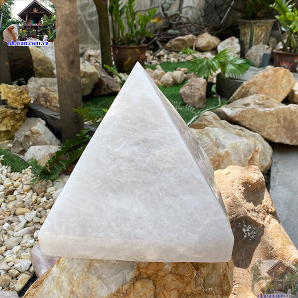 Đá thạch anh trắng hình kim tự tháp làm sạch không khí và giảm stress-6.4kg (KT: 18 * 17 (cm)) - T561