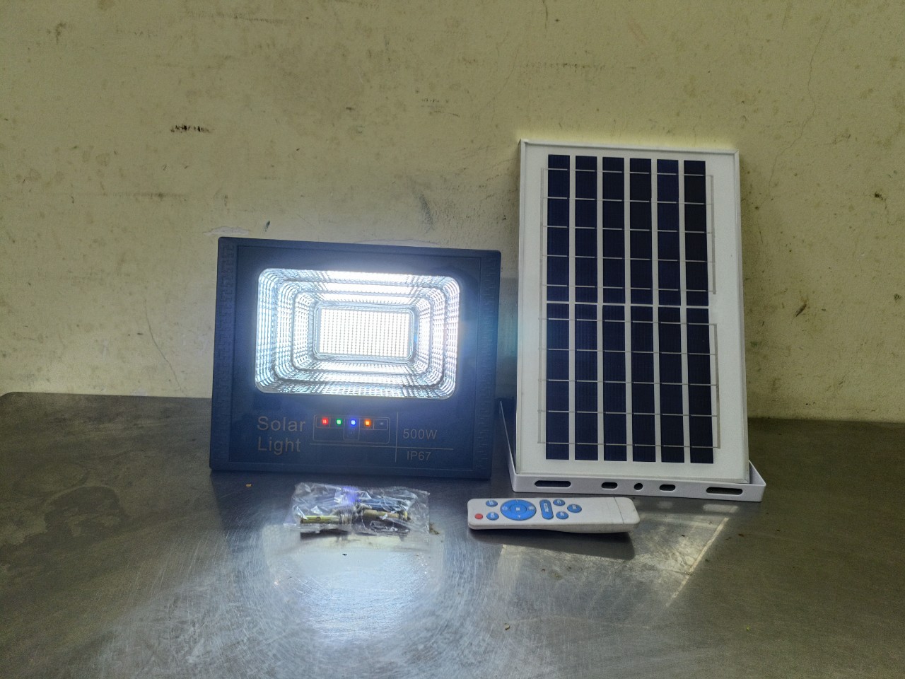 Đèn năng lượng mặt trời Solar light 500W 1 bóng đèn 302 chip Led, pin lithium 30.000Mah, sáng liên tục 10-15h