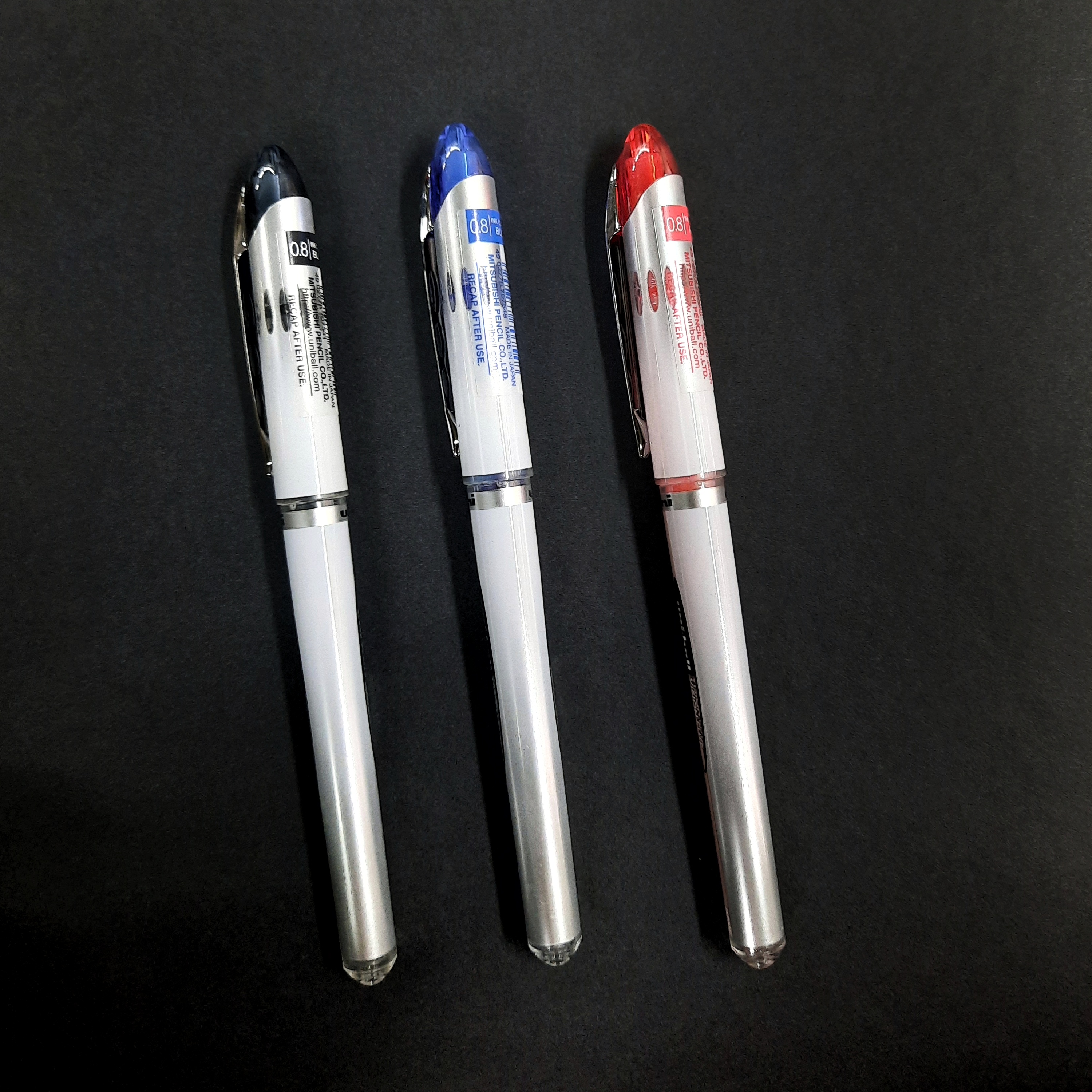 Bút nước uni-ball UB 200 ngòi 0.8mm.