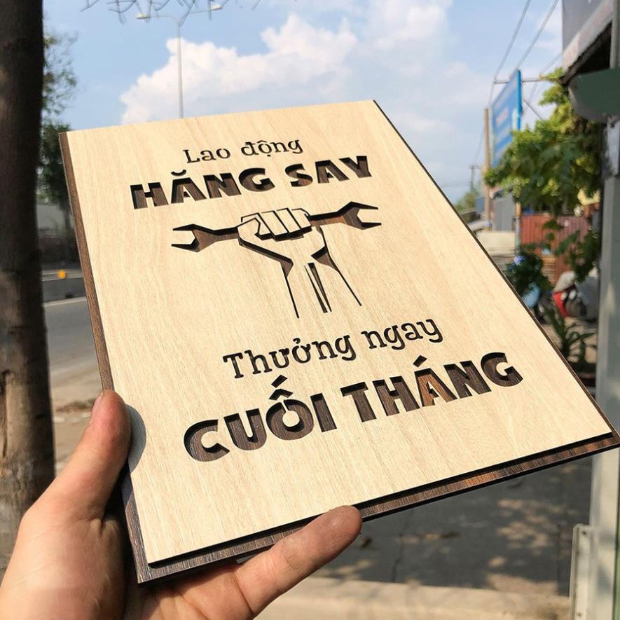 Tranh gỗ treo tường_Lao động hăng say thưởng ngay cuối tháng_CRN_01 . Kích thước 40.5x30cm