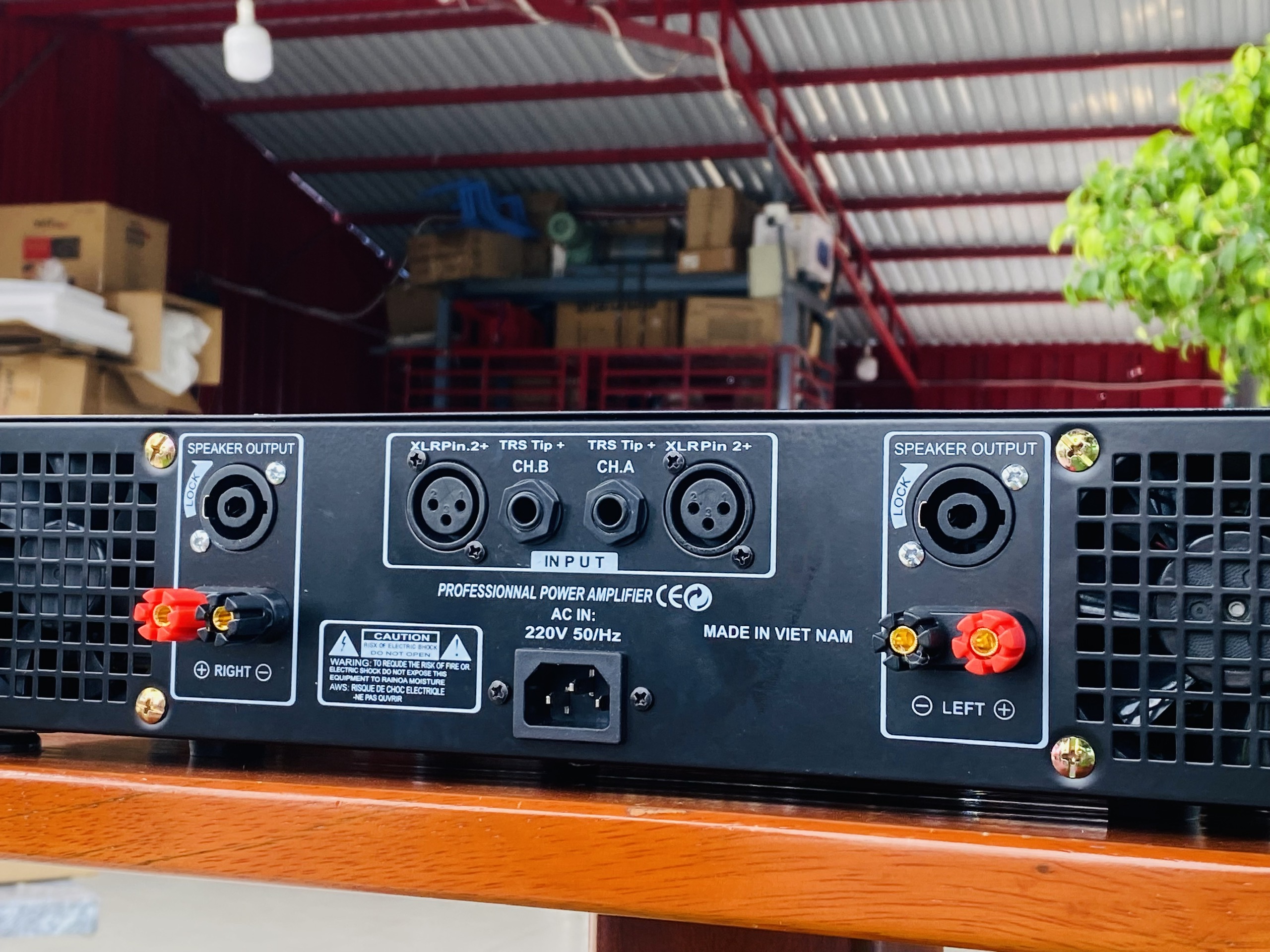 Cục Đẩy Công Suất Cao LA9000 - 2 Kênh 32 Sò - Công Suất 500W X 1 Kênh Chơi Được Loa 5 Tấc, Bảo Hành 12 Tháng. HÀNG CHÍNH HÃNG