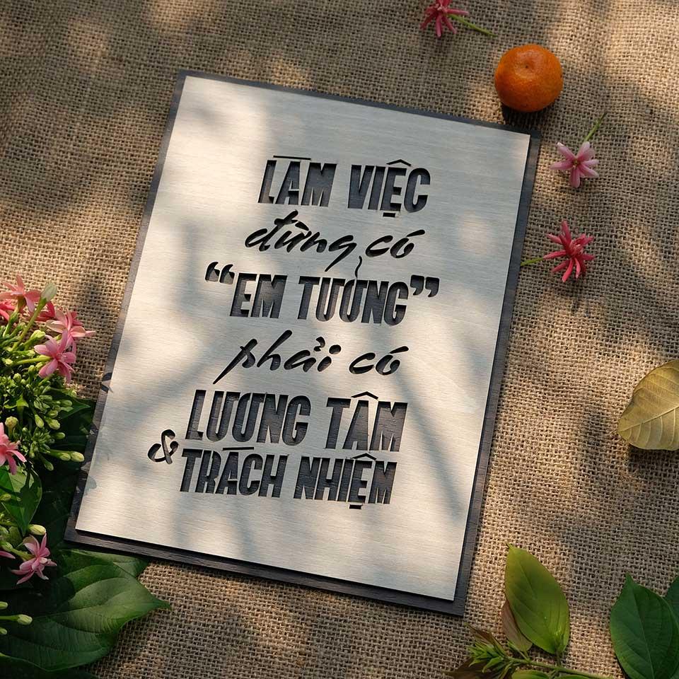 Tranh gỗ decor tạo động lực "Làm việc đừng có em tưởng - Phải có lương tâm và trách nhiệm"