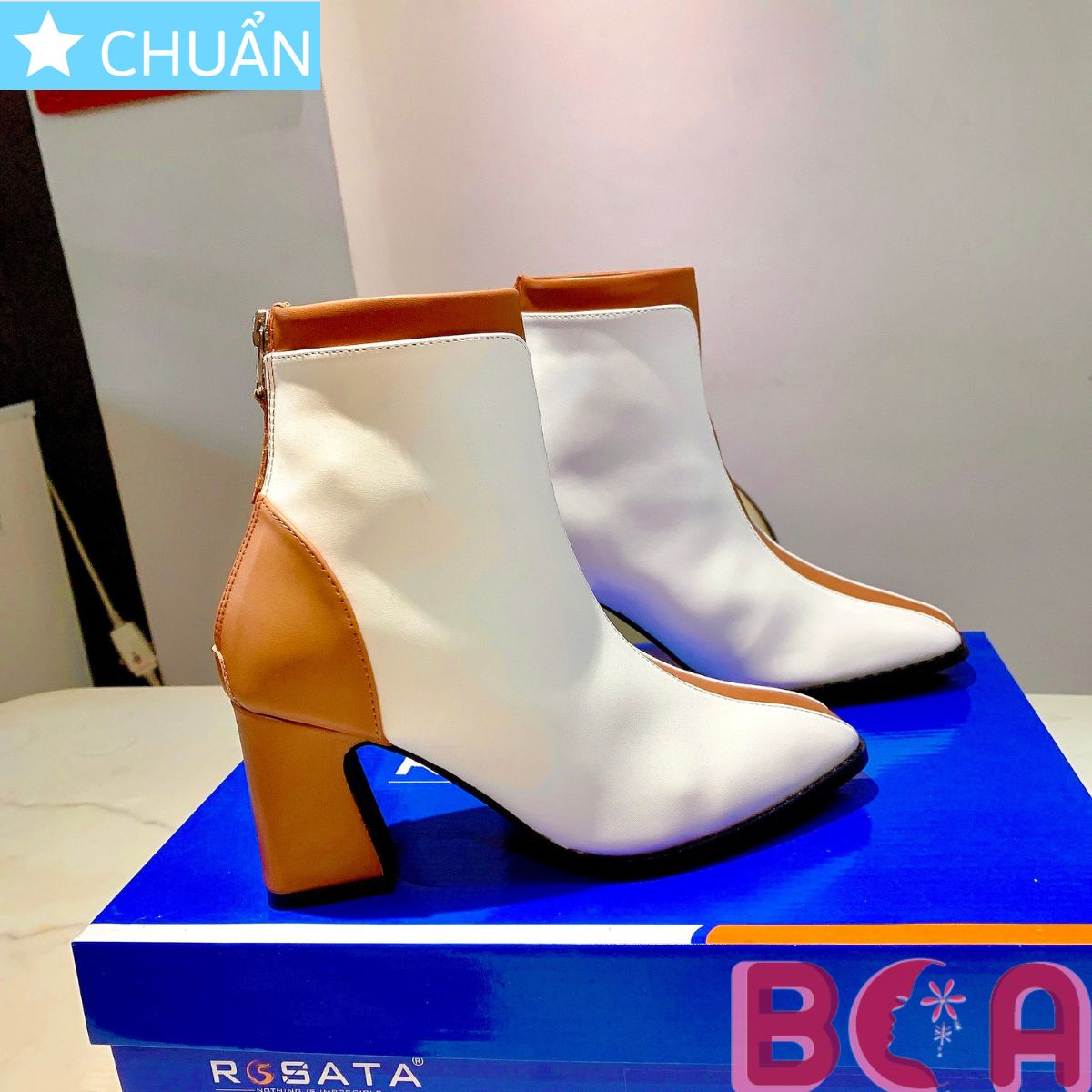 Bốt nữ cổ ngắn cao gót 7 phân RO610 ROSATA tại BCASHOP phối màu độc đáo giữa trắng và nâu bò sang trọng và thời trang