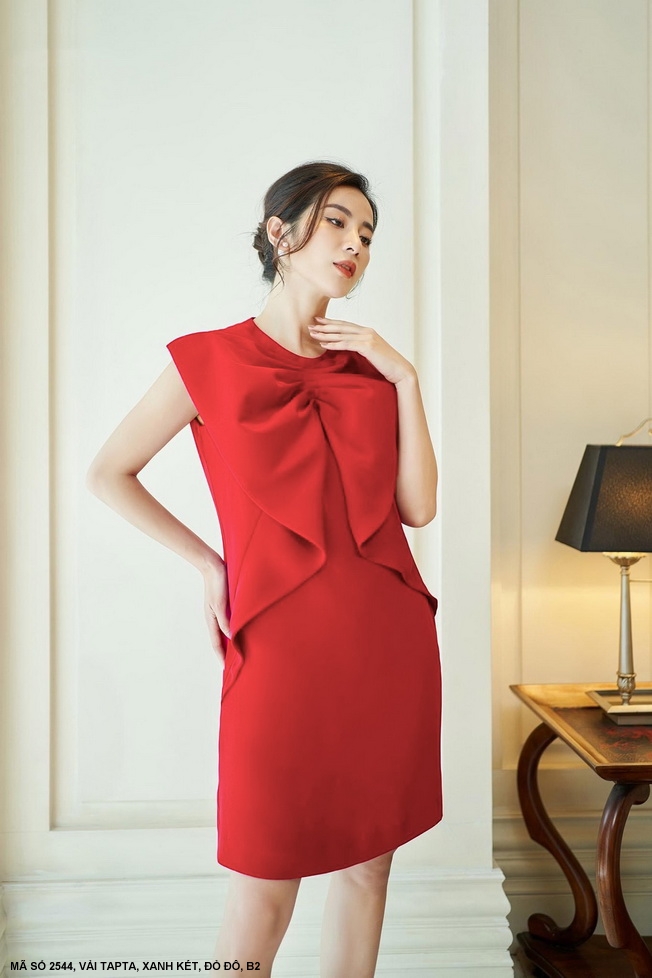 ĐẦM DÚN NƠ LỚN TRƯỚC NGỰC