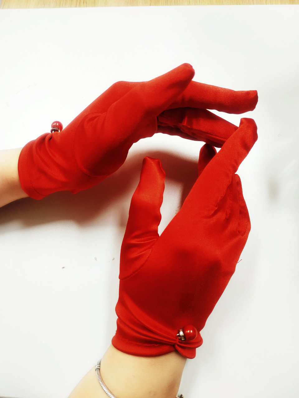 Găng tay lụa bóng sang trọng màu đỏ cho Cô dâu và Dạ hội, đi tiệc, sự kiện, lễ hội, chụp ảnh MS: 43546