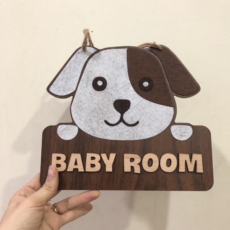 Bảng gỗ treo cửa phòng ngủ bé yêu hình chú chó xinh xắn chữ baby room