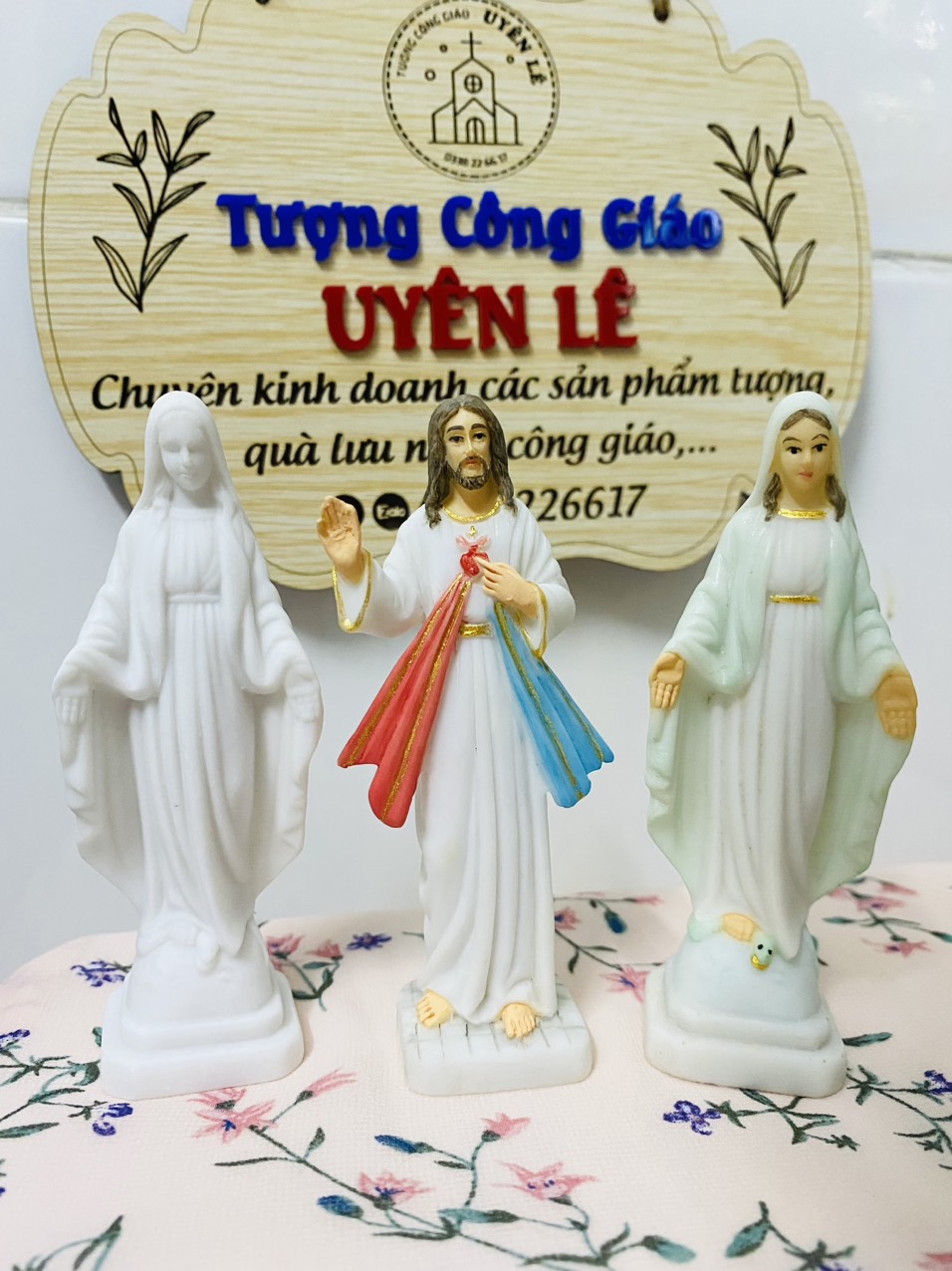 Tượng gốm sứ Chúa Thương Xót 10cm màu để bàn, để ô tô Victoria - Quà tặng Công Giáo