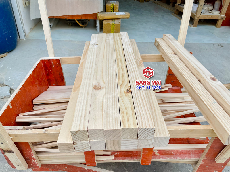 Thanh gỗ thông vuông 4cm x 4cm x dài 80cm + láng mịn 4 mặt