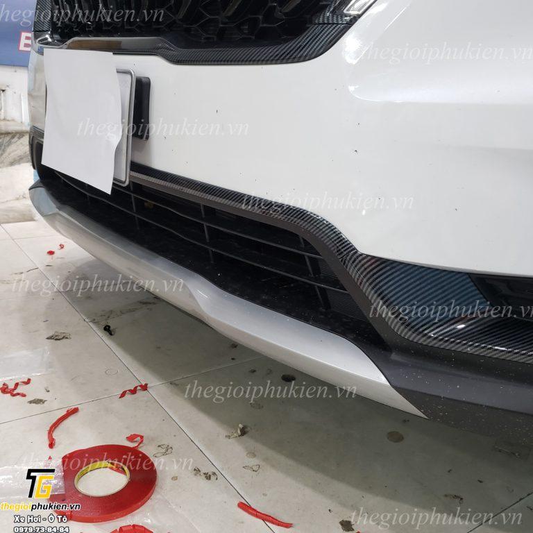 Ốp viền cản trước, viền đèn gầm trước KIA Carnival 2022 vân carbon, các bon cao cấp