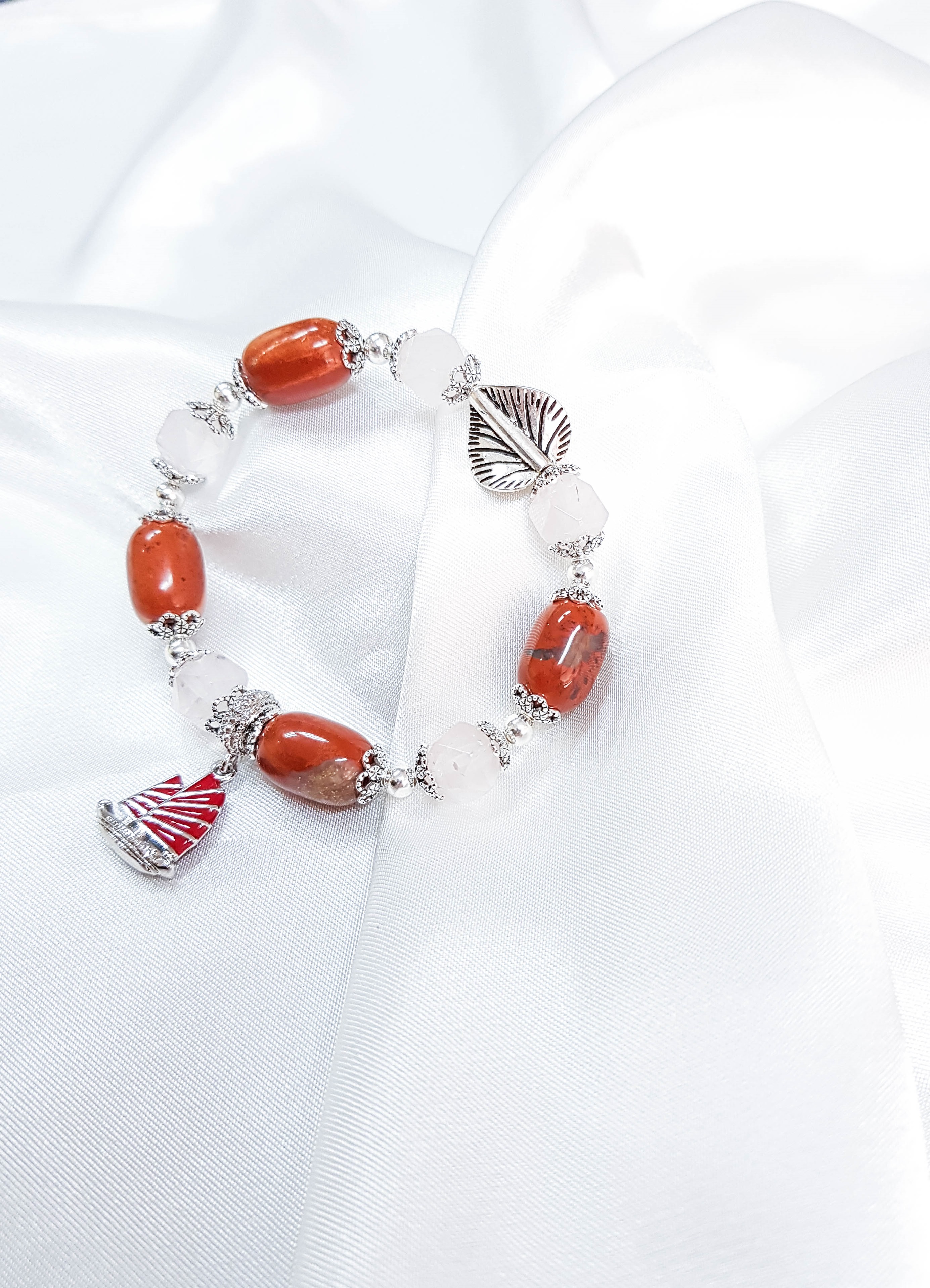Vòng tay mệnh hỏa, thổ đá thạch anh hồng mix đá mả não + charm chiếc thuyền LAT.110