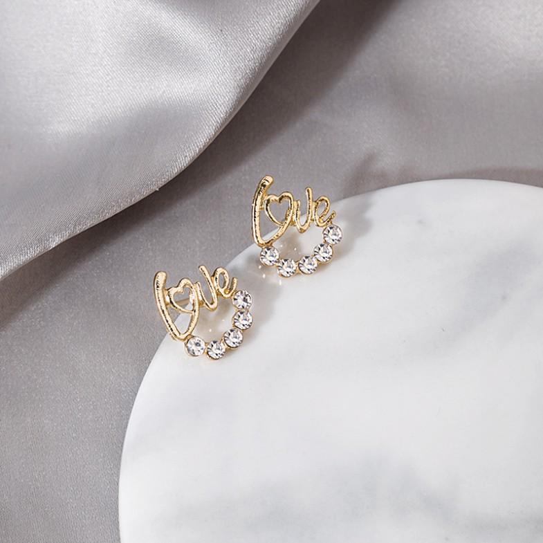 Khuyên Tai Hình Chữ Love Đính Đá Màu Vàng Gold Thanh Lịch Độc Đáo Hợp Thời Trang Cho Nữ