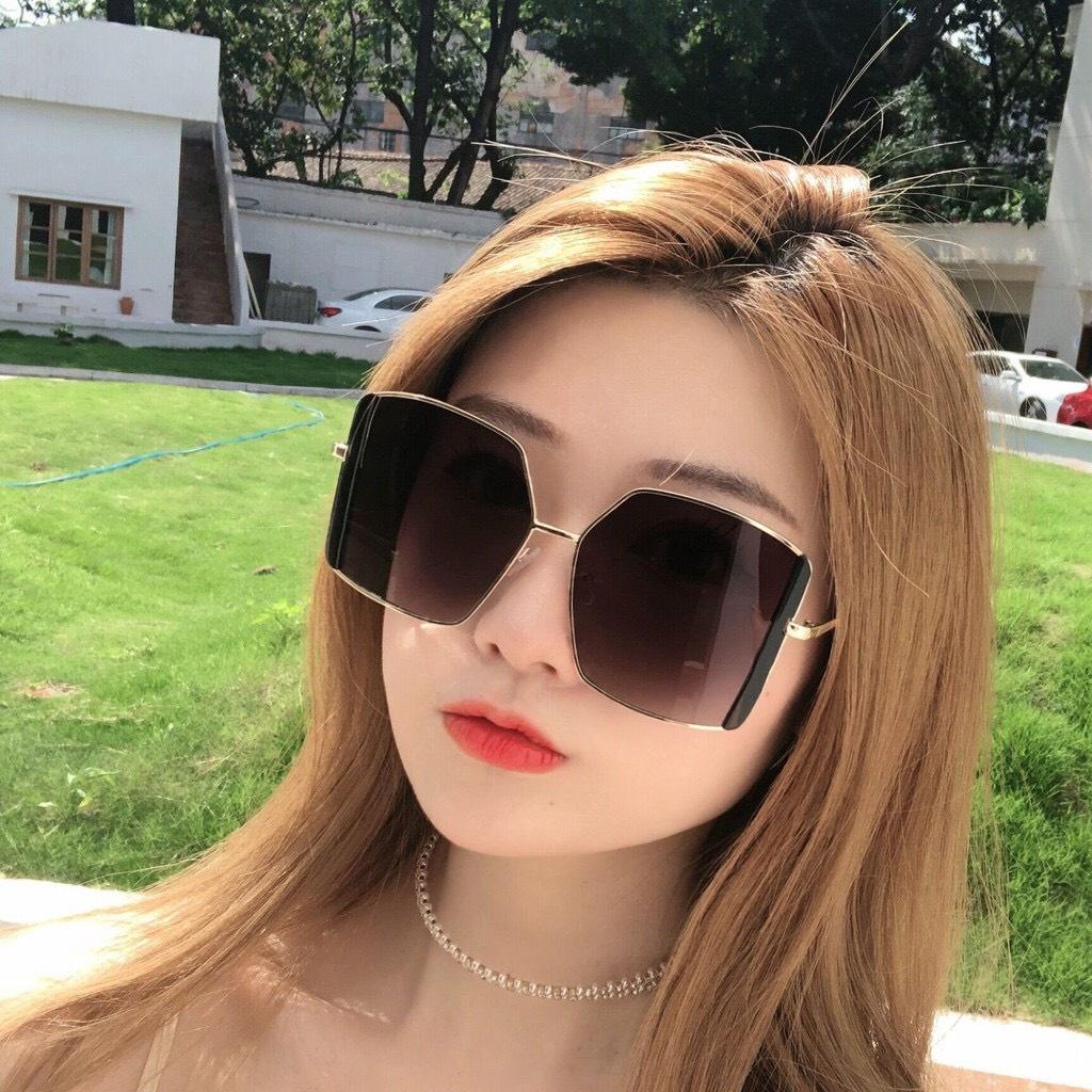 - Kính Mát Gọng Titan KCM-D3 Thời Trang Cho Nữ