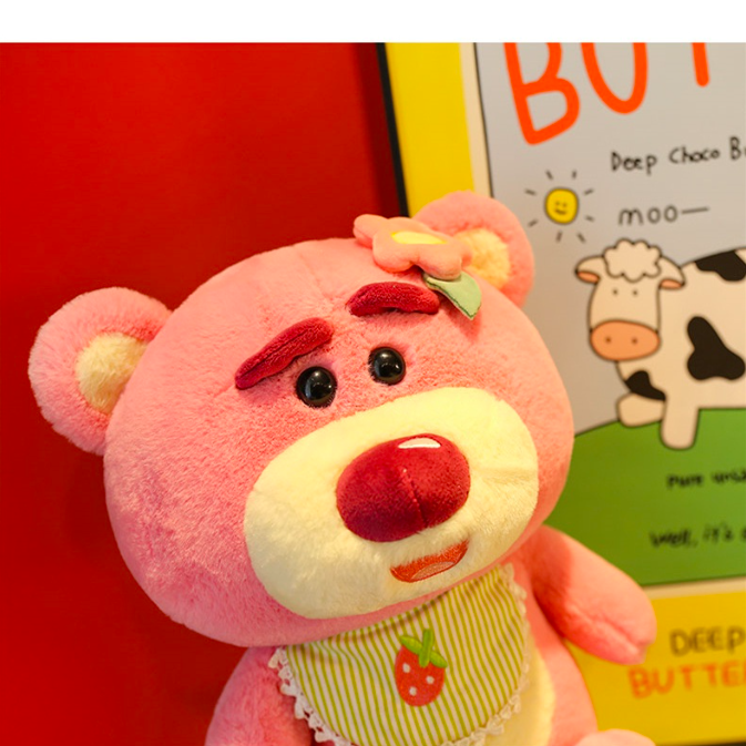 Thú nhồi bông gấu dâu đeo yếm - Size 22cm - Gấu lotso cài hoa dễ thương.