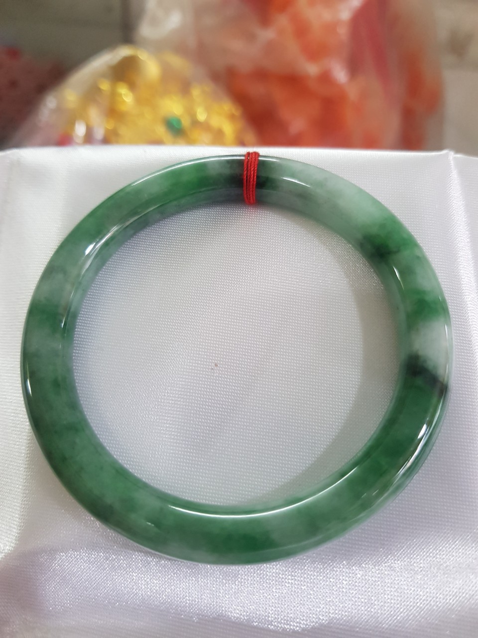 Vòng Cẩm Thạch tự nhiên mới cao cấp đẹp Đậu Lý Sịn Sao 54mm x cọng 8mm màu xanh đậu lý đậm nhạt điểm trắng nhẹ đẹp bóng nữ 53kg - 60kg đeo rất đẹp sang tay món quà tặng Mẹ , Vợ người thân ý nghĩa ạ