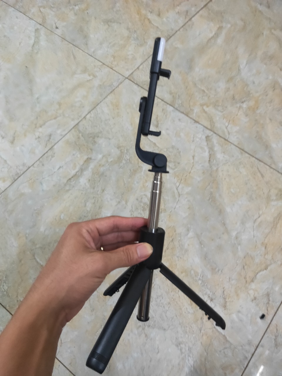 Gậy Tripod 3 Chân Selfie Stick R1S Tích Hợp Đèn Trợ Sáng Chụp Hình kèm dây sạc