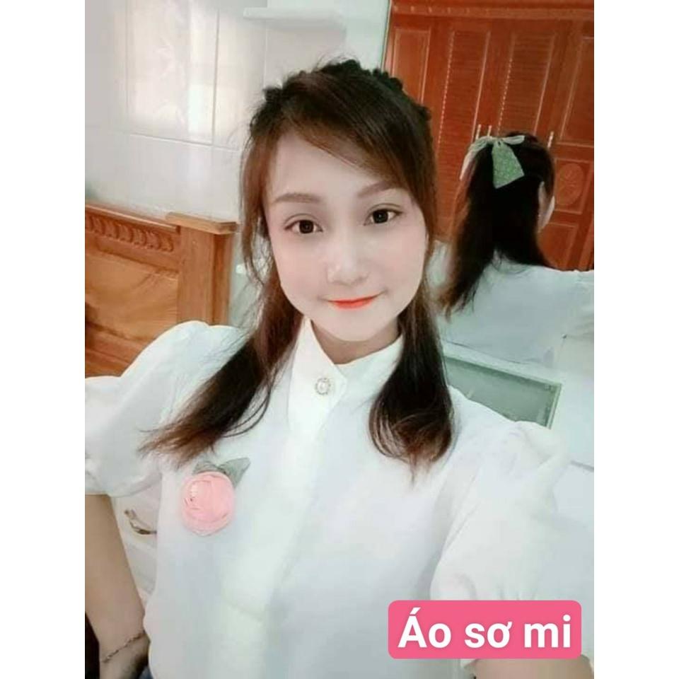 Áo Sơ mi nữ công sở thời trang SURI chất liệu vãi đũi màu trắng tay ngắn cổ trụ đính hoa ngực.