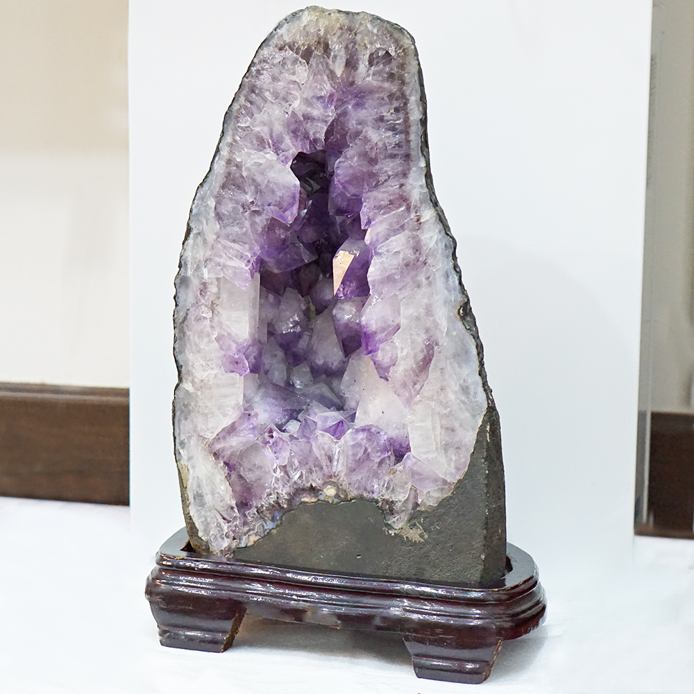 Hang Đá Thạch Anh Tím Amethyst Phong Thủy Đế Gỗ Tự Nhiên 42x22x16cm