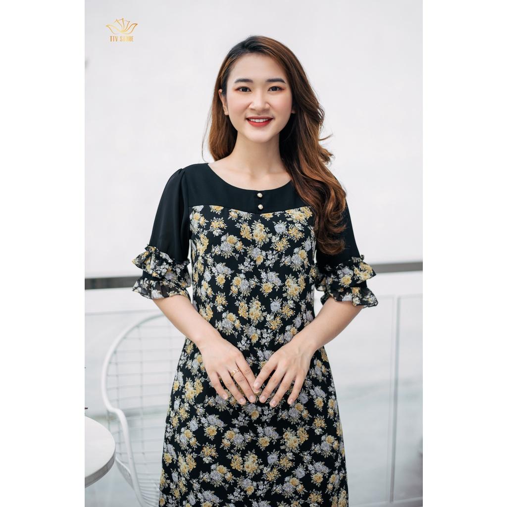 Đầm suông hoa trung niên đính nút cổ tròn tay phối bèo màu đen hoa vàng TTV992