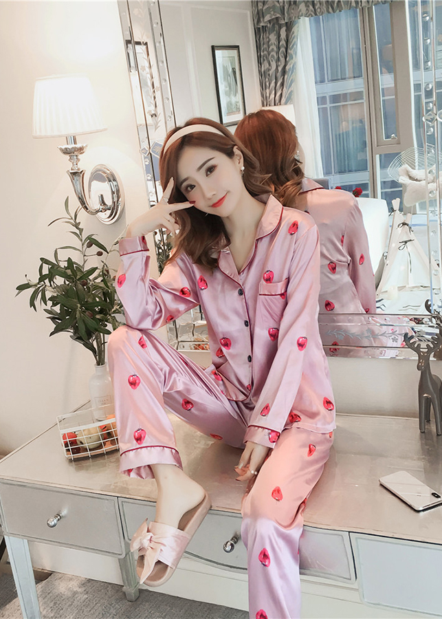 Bộ đồ mặc nhà nữ phi lụa hoạ tiết trái dâu cực xinh CDANP13