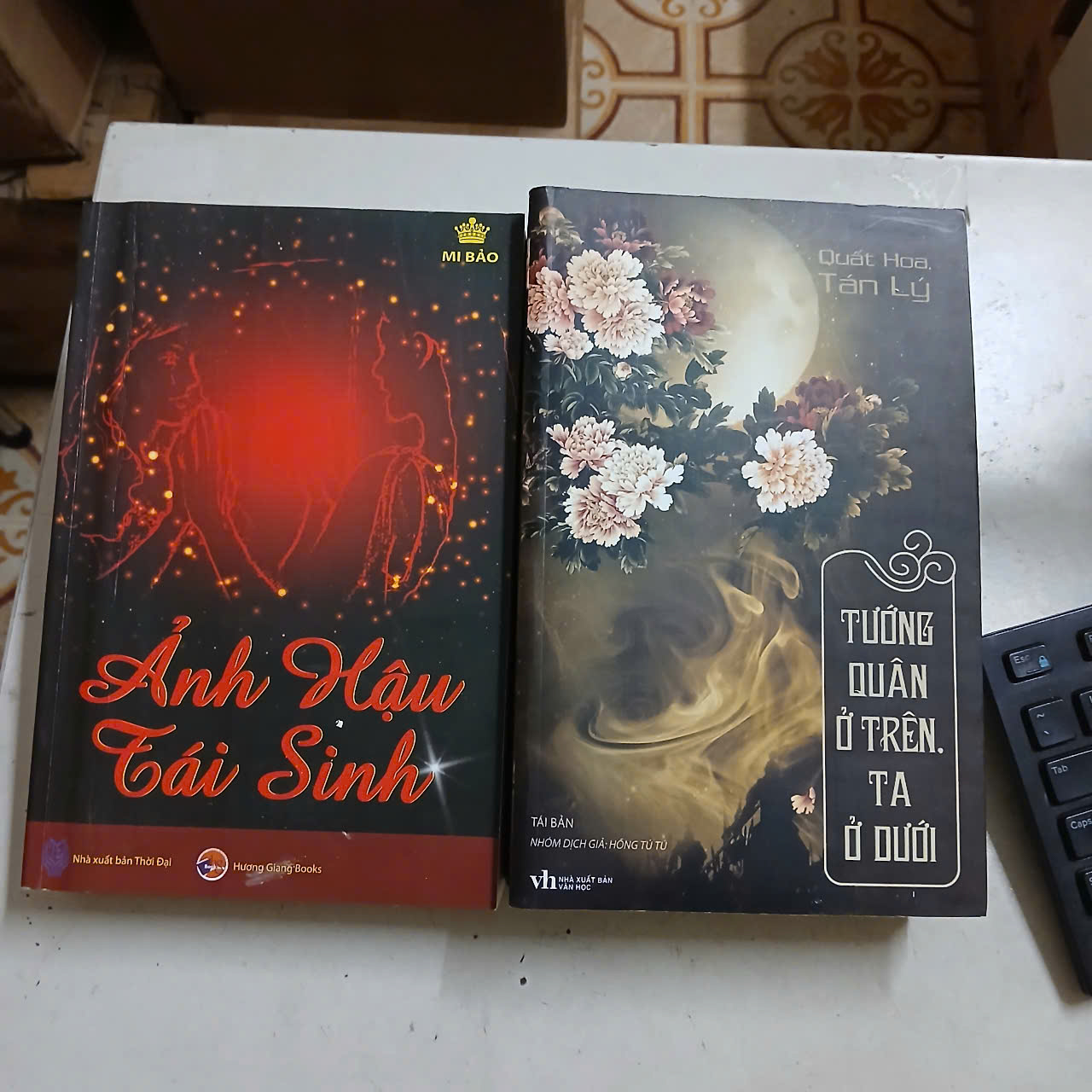 Sách combo 2 cuốn (Tướng Quân Ở Trên Ta Ở Dưới & Ảnh Hậu Tái Sinh)