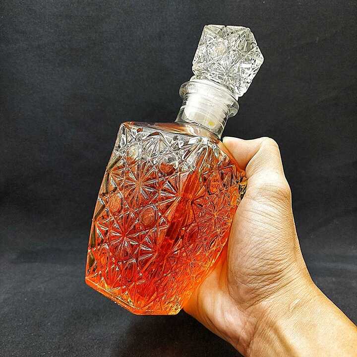 Chai thủy tinh đựng rươu 500ml cao cấp mẫu Vuông Vát Đáy hoa văn nổi– Chưng bàn ăn sang trọng
