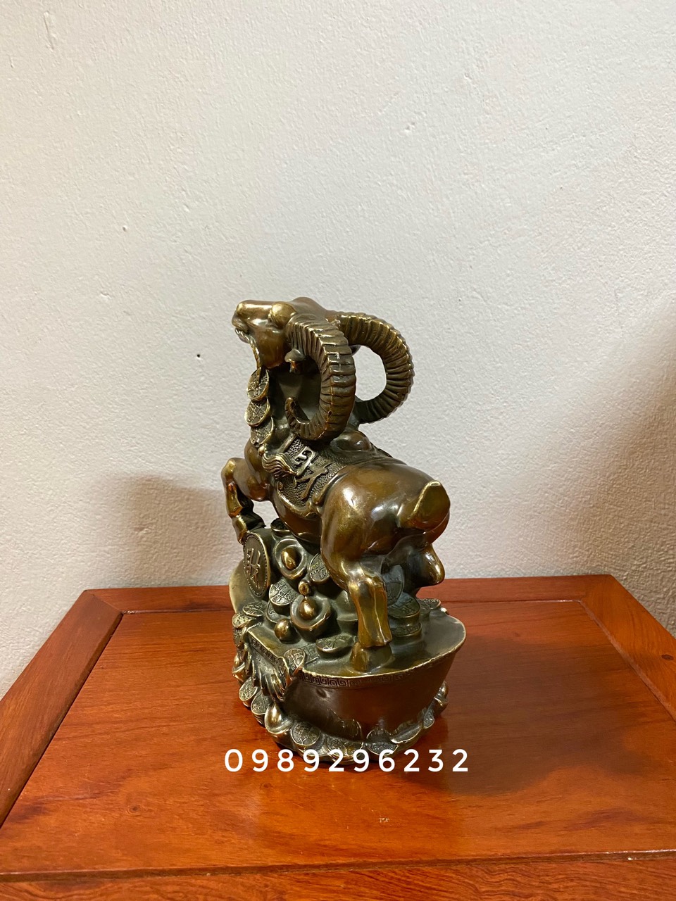 Tượng Dê đứng trên thỏi vàng bằng đồng
