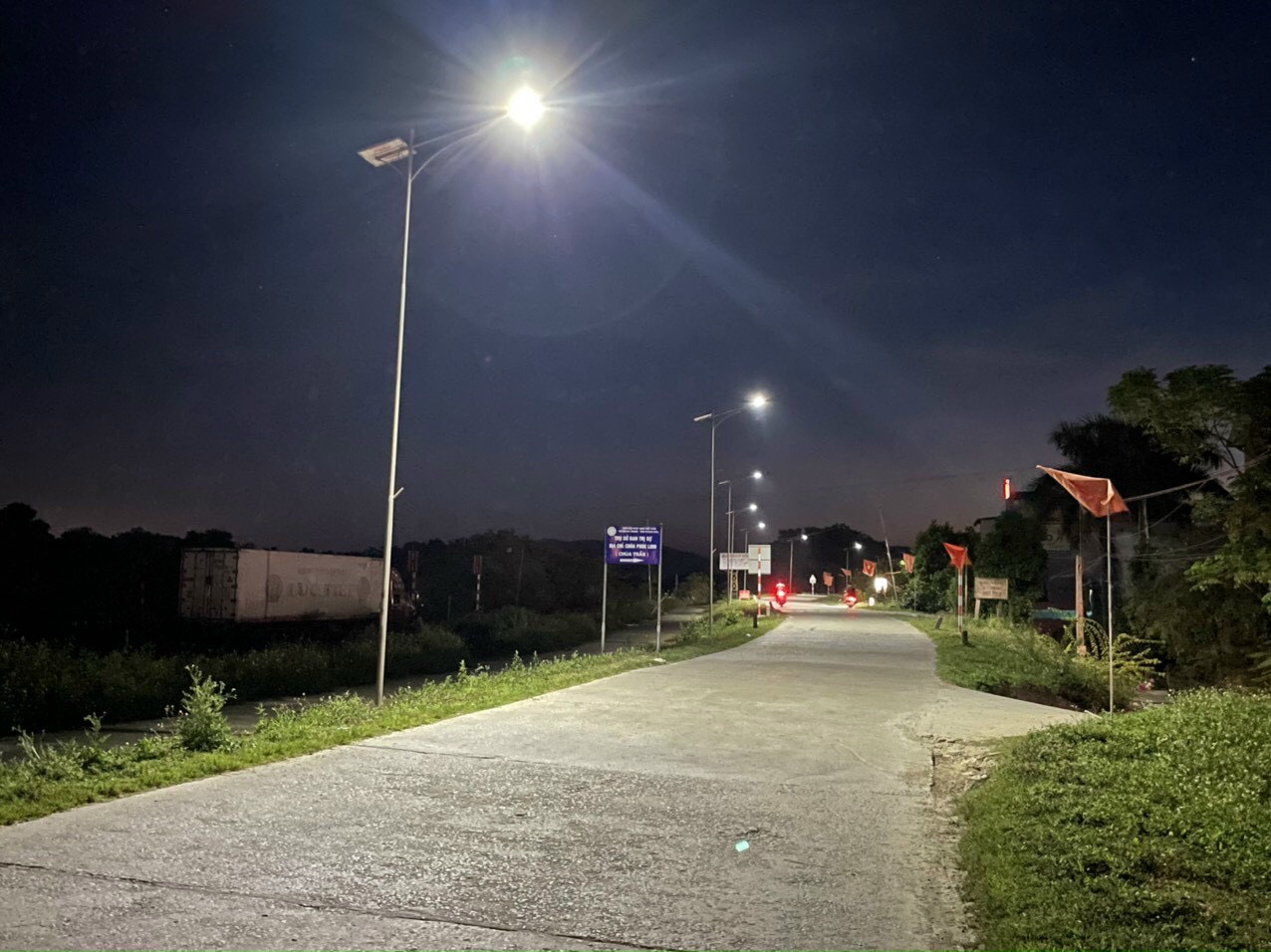 Đèn Đường Năng Lượng Mặt Trời SUNTEK LED Solar Street Light S500 Plus 500W - Chống Nước/Bụi/Sét | Chiếu sáng 22 giờ | Điều khiển Từ xa | Tự động Bật/Tắt khi trời Tối/Sáng - Hàng Chính Hãng - Bảo hành 2 năm 1 đổi 1