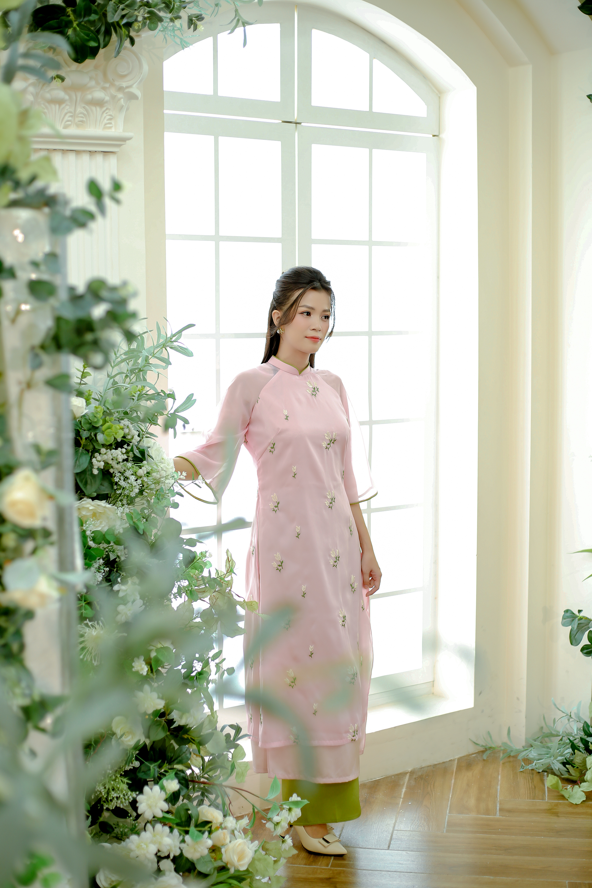 Áo dài cách tân thiết kế hồng tơ 4 tà thêu hoa lá ( size XL )