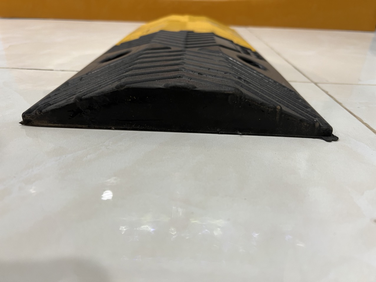 Gờ Giảm Tốc Cao Su Cao 5cm x Rộng 35cm x Dài 50cm có đủ phụ kiện