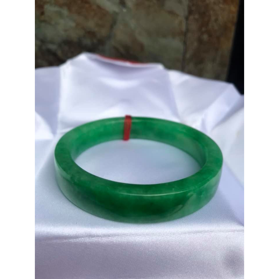 VÒNG TAY ĐÁ CẨM THẠCH BẢN VUÔNG ĐẬU LÝ I 56mm x BẢN CAO 12mm X DẦY 7mm CHUẨN VÒNG ĐẸP MÀU XANH LÁ ĐẬM ĐỀU BÓNG ĐẸP LẮM LUÔN Ạ NỮ 55kg - 68kg ĐEO
