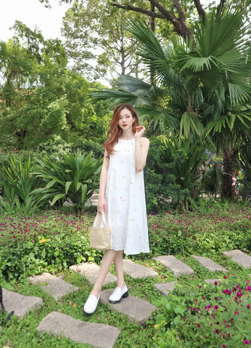 Đầm yếm dáng suông dài qua gối, Đầm maxi form rộng Cao Cấp trắng in hoa nhí, sát nách cổ tròn MiNhi