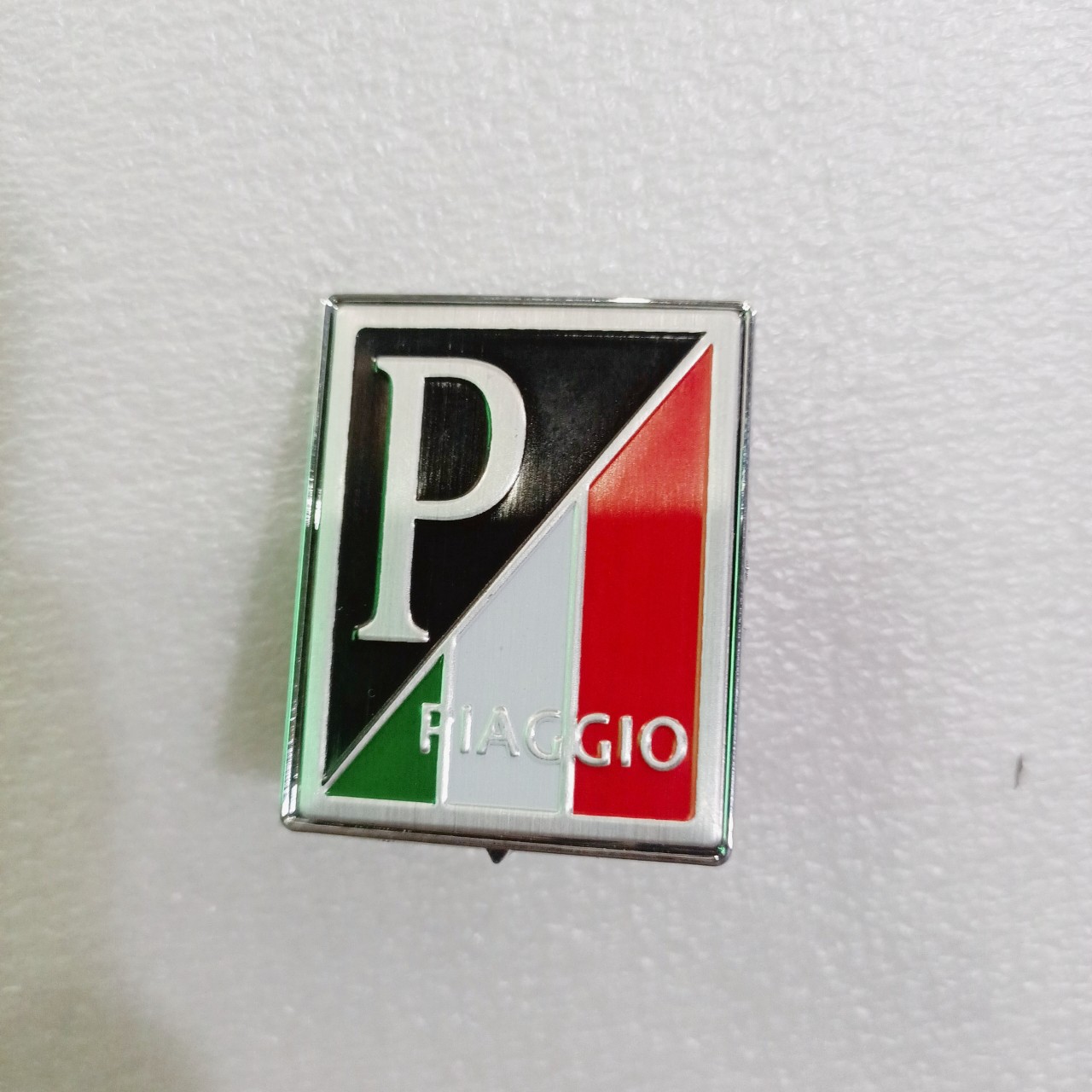 Logo dành cho xe Piaggio - Chữ P trắng nền cờ Italy - 8830z.
