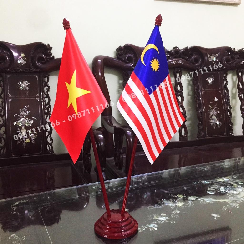 Cờ Để Bàn Đế gỗ Cắm 2 cờ Việt Nam - Malaysia In Kỹ Thuật Số