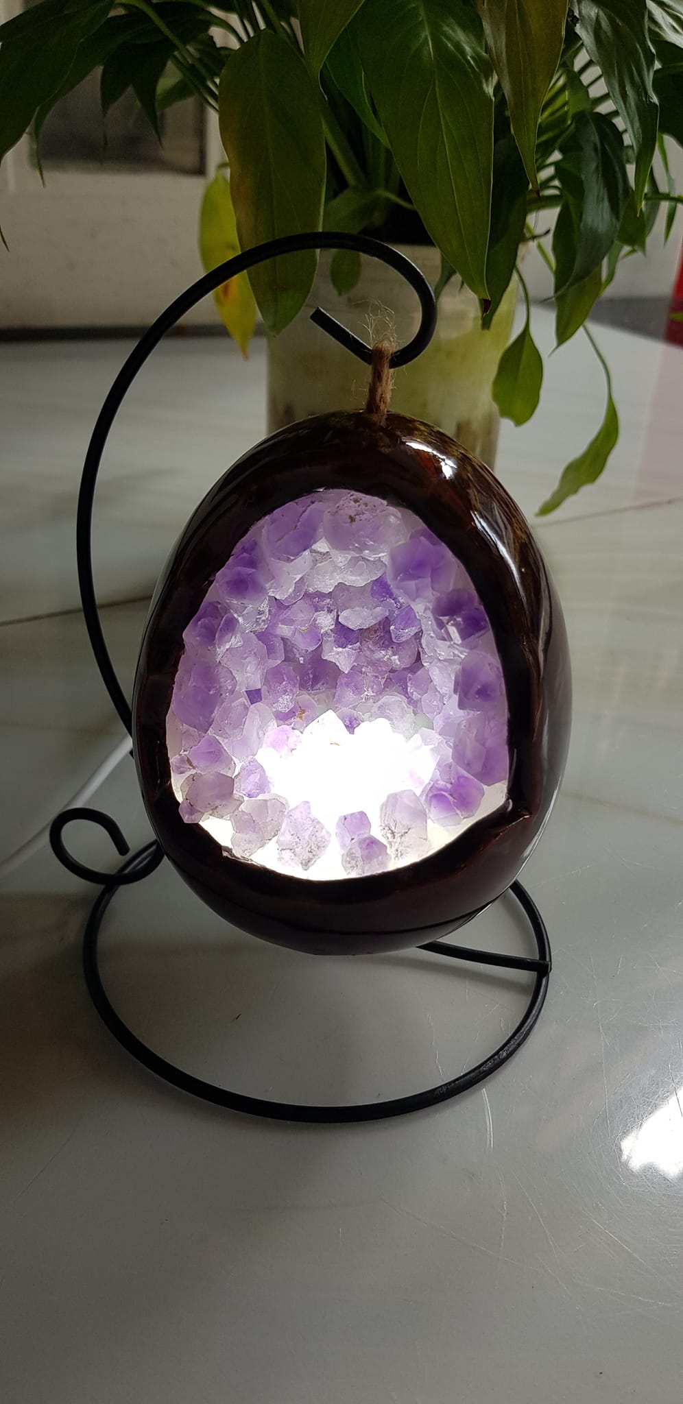 Miếng thạch anh tím tự nhiên hốc sâu có đế kiểu có đèn điện công dụng hút tài lộc Size cả chân Cao 16cm đk 12cm miếng tím cao 10cm x đk 8cm Anh Chị để bàn trang trí nhà bàn thờ Thần Tài và treo trong phòng làm đèn ngủ may mắn màu tím thật sự rất tốt đẹp ạ