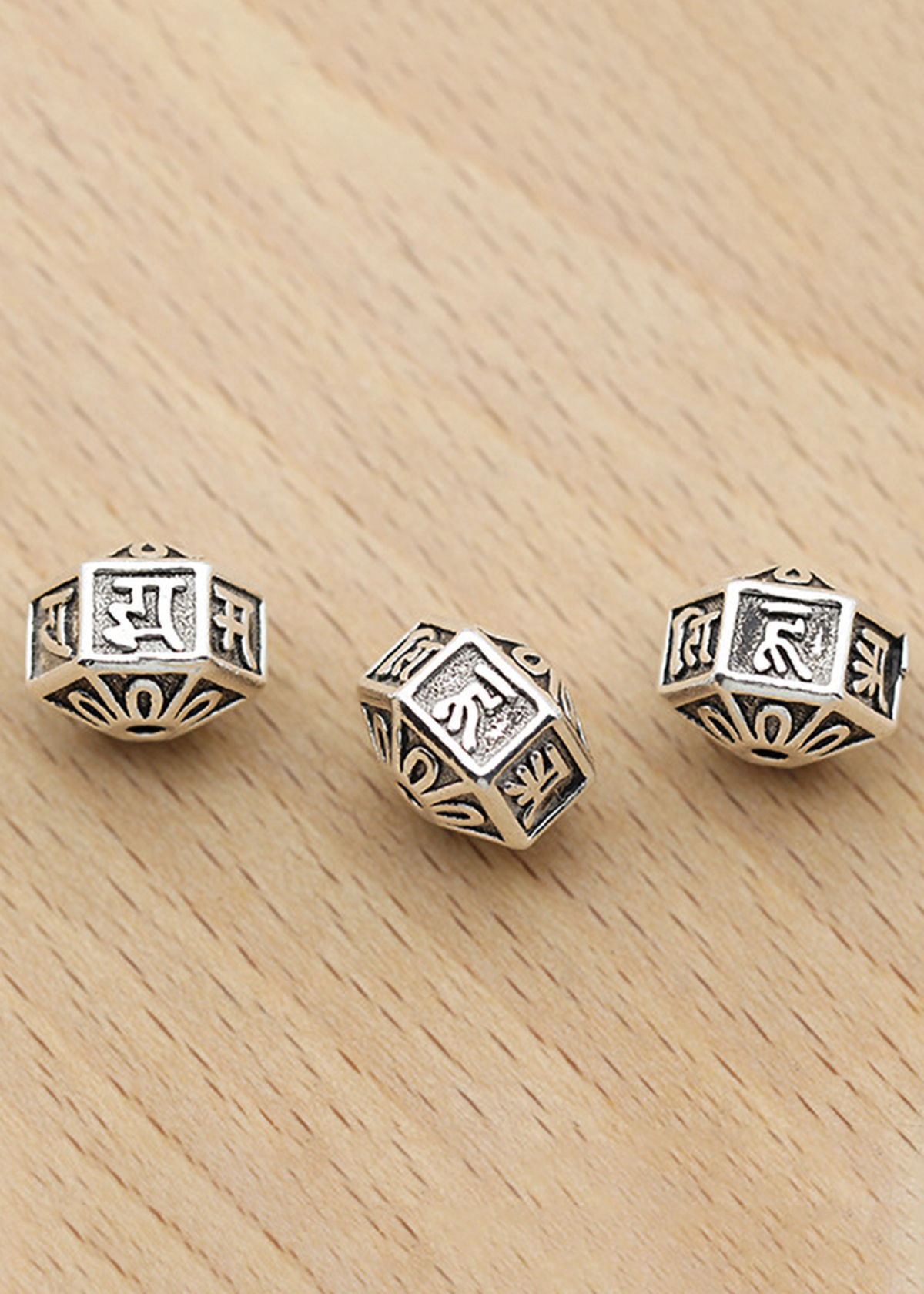 Charm bạc hình retro đa giác hoa tiết lục tự minh chú xỏ ngang - Ngọc Quý Gemstones