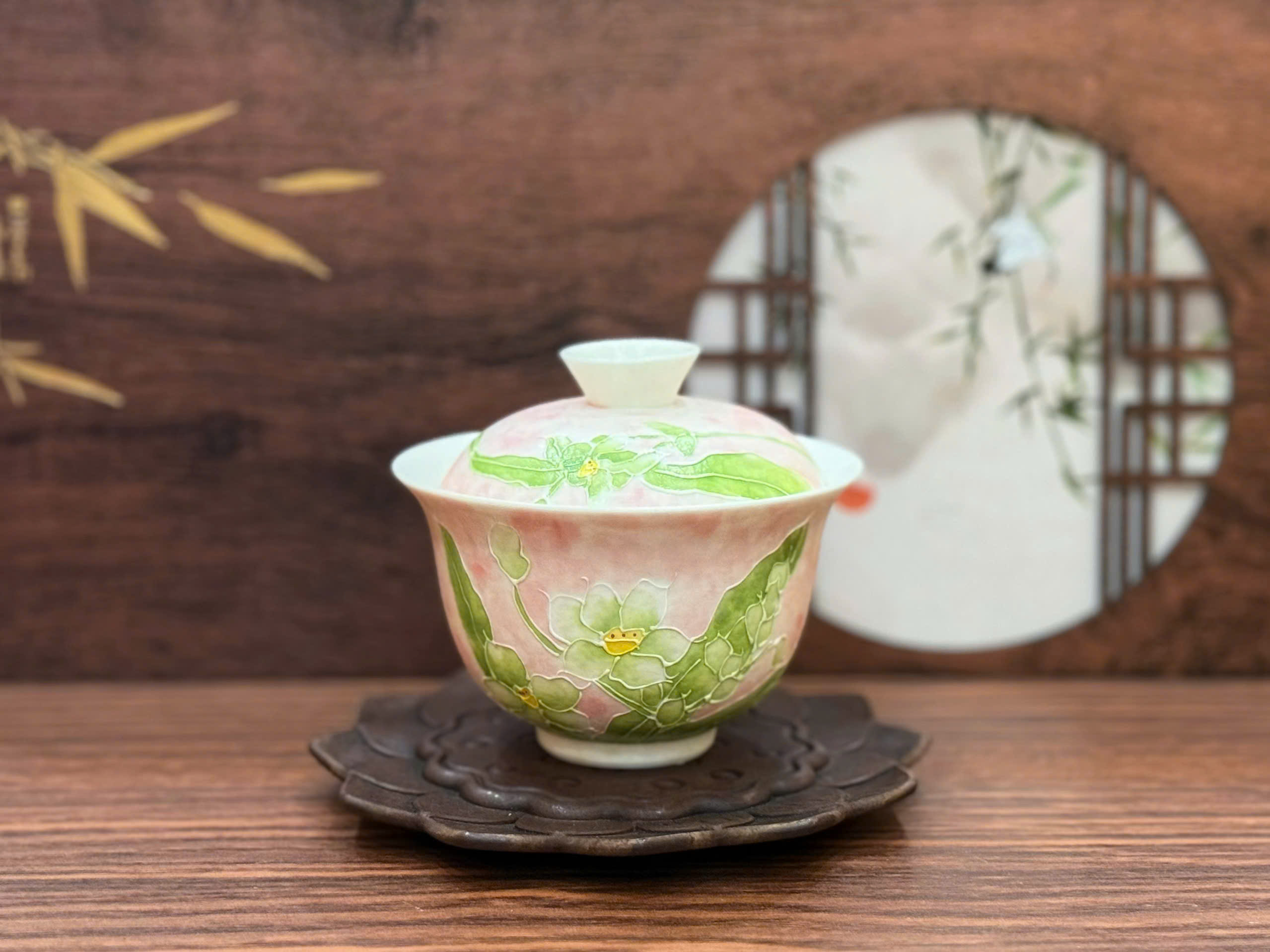 CHÉN KHẢI ĐÁ QUẶNG TRẮNG KHẮC HOA SEN XANH TRÊN NỀN MÀU HỒNG - 120ML - GAIWAN