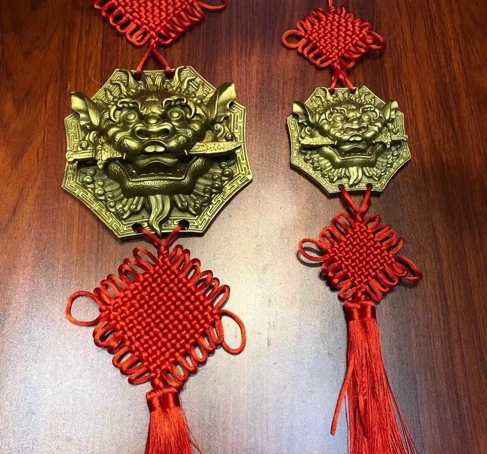 Mặt hổ phù ngậm kiếm 15cm kết dây đỏ, mặt sư tử trừng mắt ngậm kiếm bằng đồng thau phong thủy, mặt hổ phù kết dây đẹp trấn trạch, trừ tà, cầu phúc