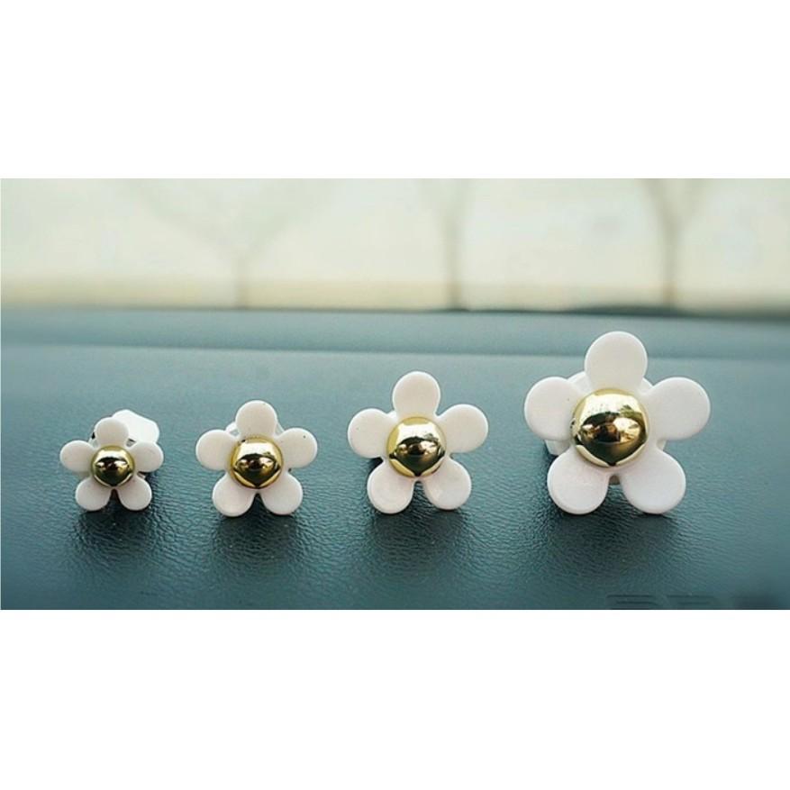 Set 4 bông cúc họa mi tặng kèm sáp thơm cài cửa gió ô tô - Hoàng Đông Shop