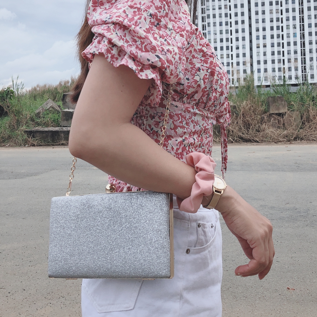 Vì dài dự tiệc, sự kiện, vỏ ngoài đính đá sang trọng, chất liệu nhôm cứng, đựng được điện thoại