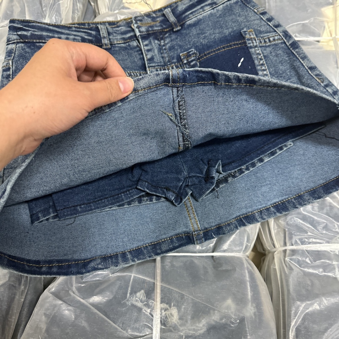 Chân váy jean xanh dáng A phối túi trước CVN116