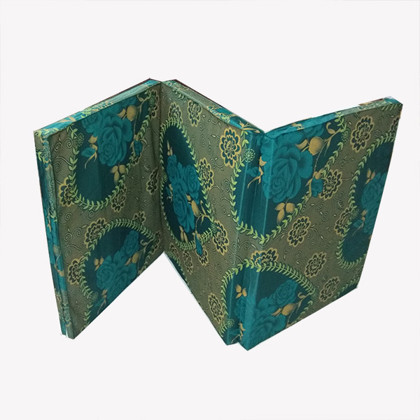 Đệm mút xốp dày 5cm có 2 màu cho khách hàng lựa chọn. Kích thước: dài x ngang: 1,9m x 1.2m