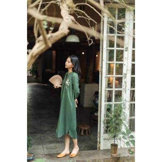 Đầm xuông cổ tàu linen xanh thêu đào lựu