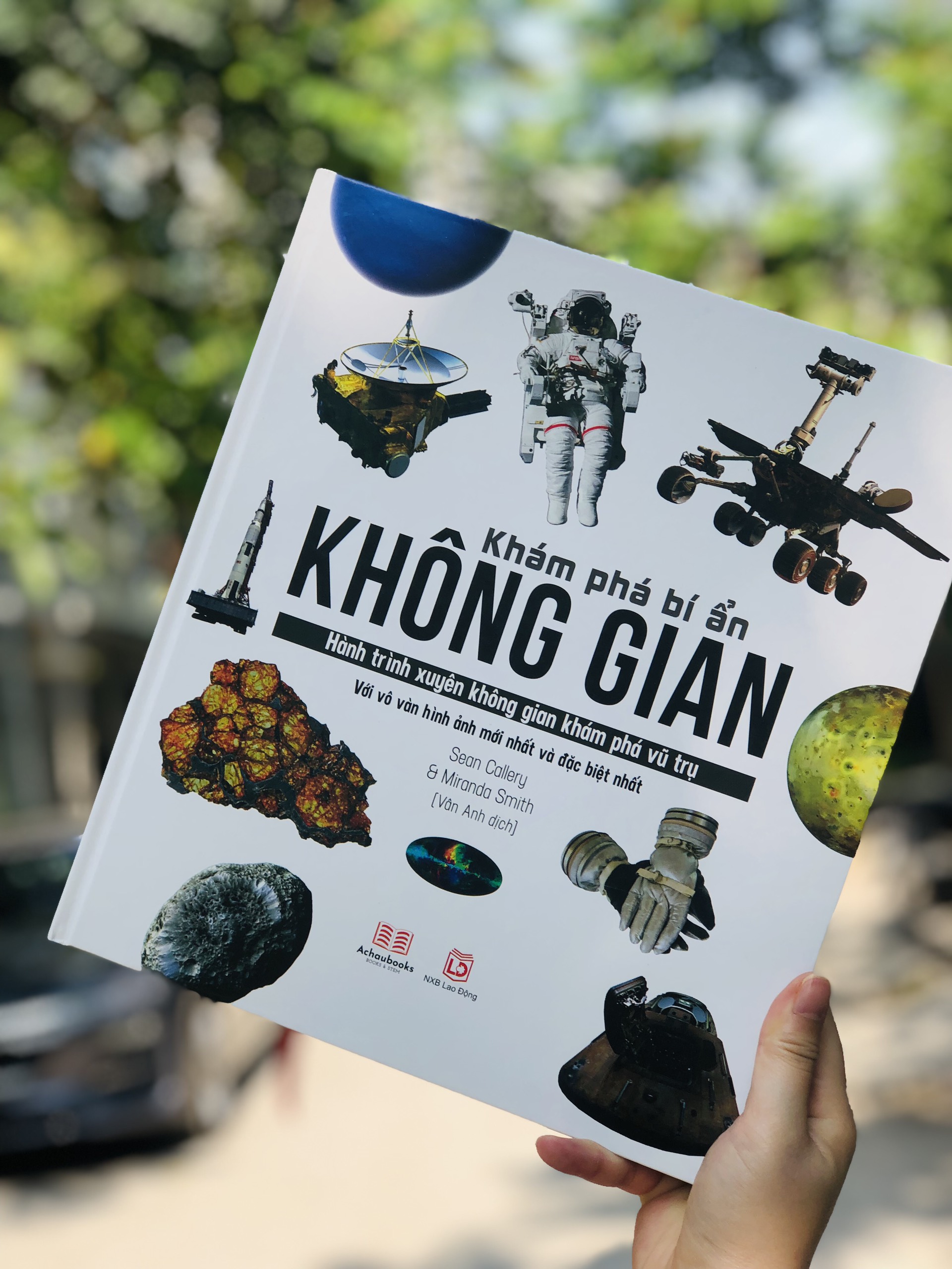 Sách Bách Khoa Toàn Thư - Khám Phá Bí Ẩn Không Gian - Một Hành Trình Du Ngoạn Từ Trái Đất, Qua Hệ Mặt Trời Của Chúng Ta Và Ra Ngoài Vũ Trụ Vươn Tới Những Vì Sao - Á Châu Books