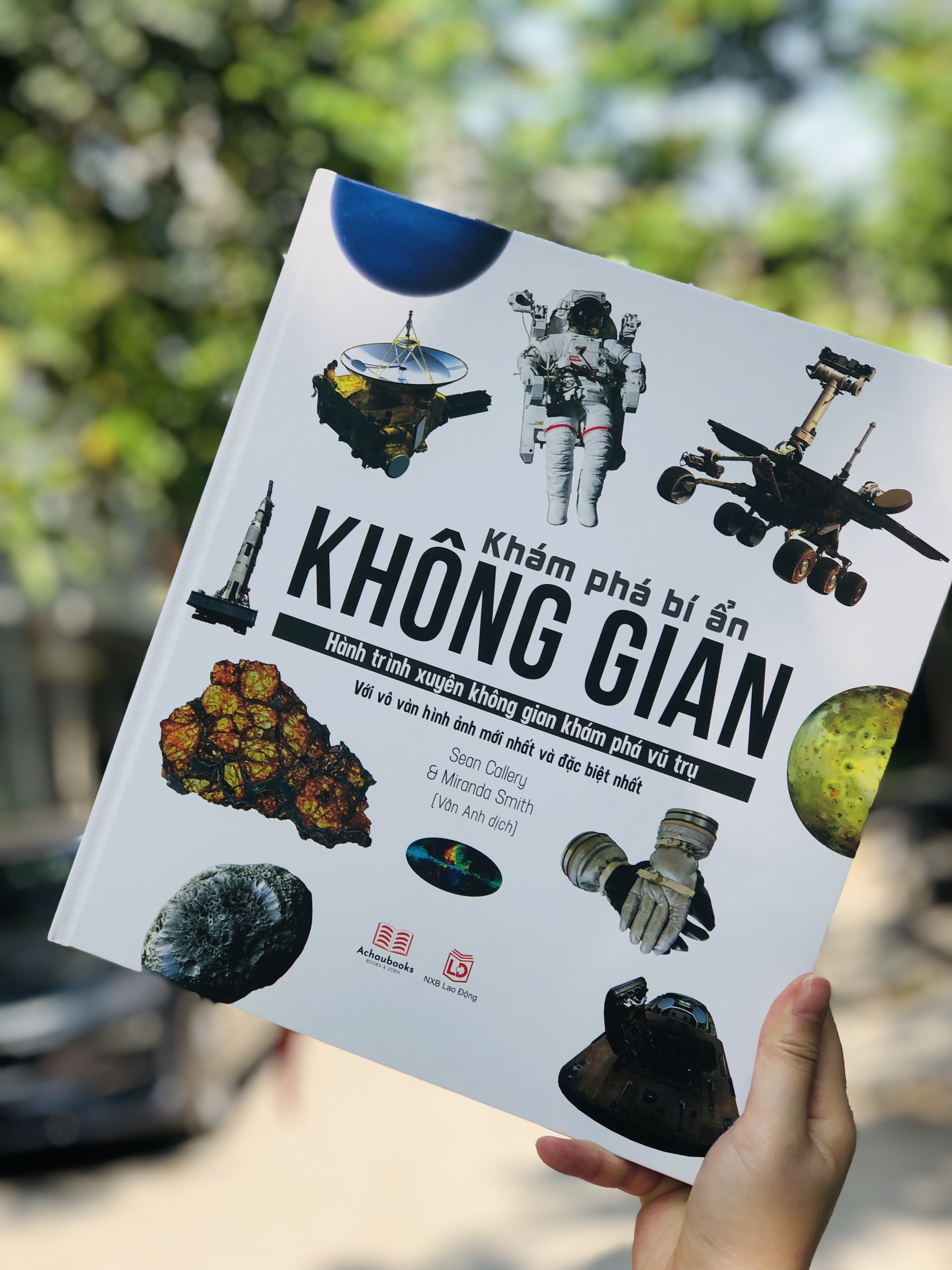 Sách Bách Khoa Toàn Thư -  Khám Phá Bí Ẩn Không Gian ( Space The Definitive Visual Catalog ) - Một Hành Trình Du Ngoạn Từ Trái Đất, Qua Hệ Mặt Trời Của Chúng Ta Và Ra Ngoài Vũ Trụ Vươn Tới Những Vì Sao - Á Châu Books