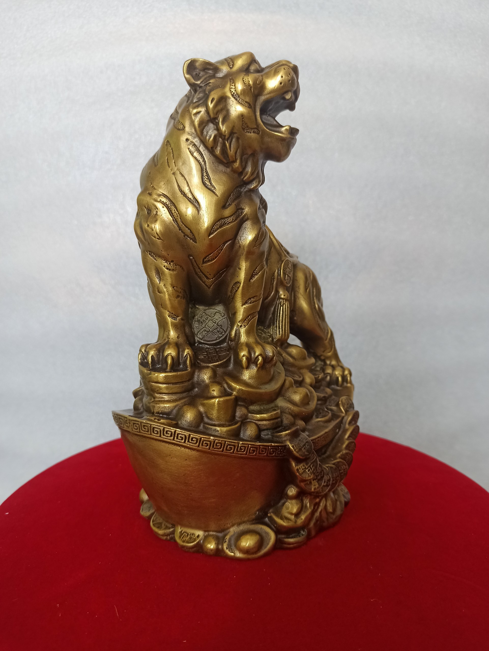 Tượng Hổ Đứng Bệ Vàng Bằng Đồng Bày Bàn Trang Trí, Tượng Hổ Bằng Đồng Trang Trí Phong Thuỷ-Đồ Đồng Nguyệt Ánh