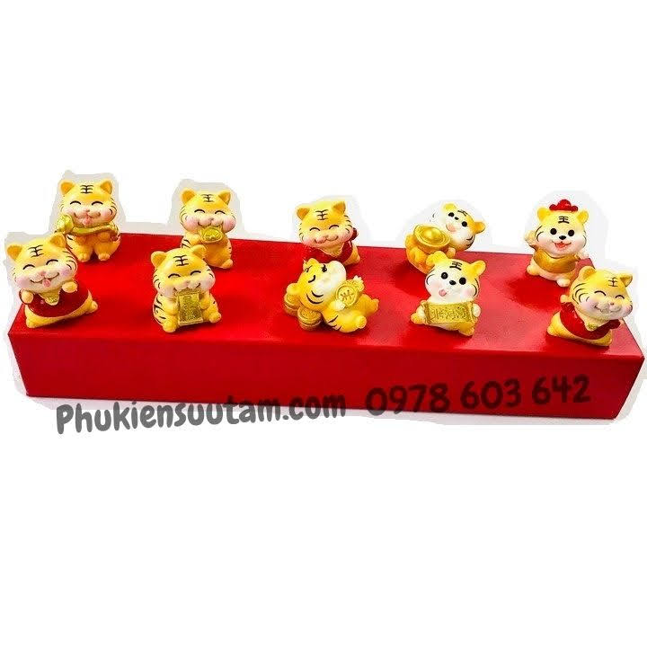 Tượng Nhựa Con Cọp Cute Dễ Thương (giao mẫu ngẫu nhiên), Dùng để trưng bày trên bàn sách, bàn làm việc, xe oto, kích thước 4 x 3.5cm, màu vàng - TMT Collection - SP005465